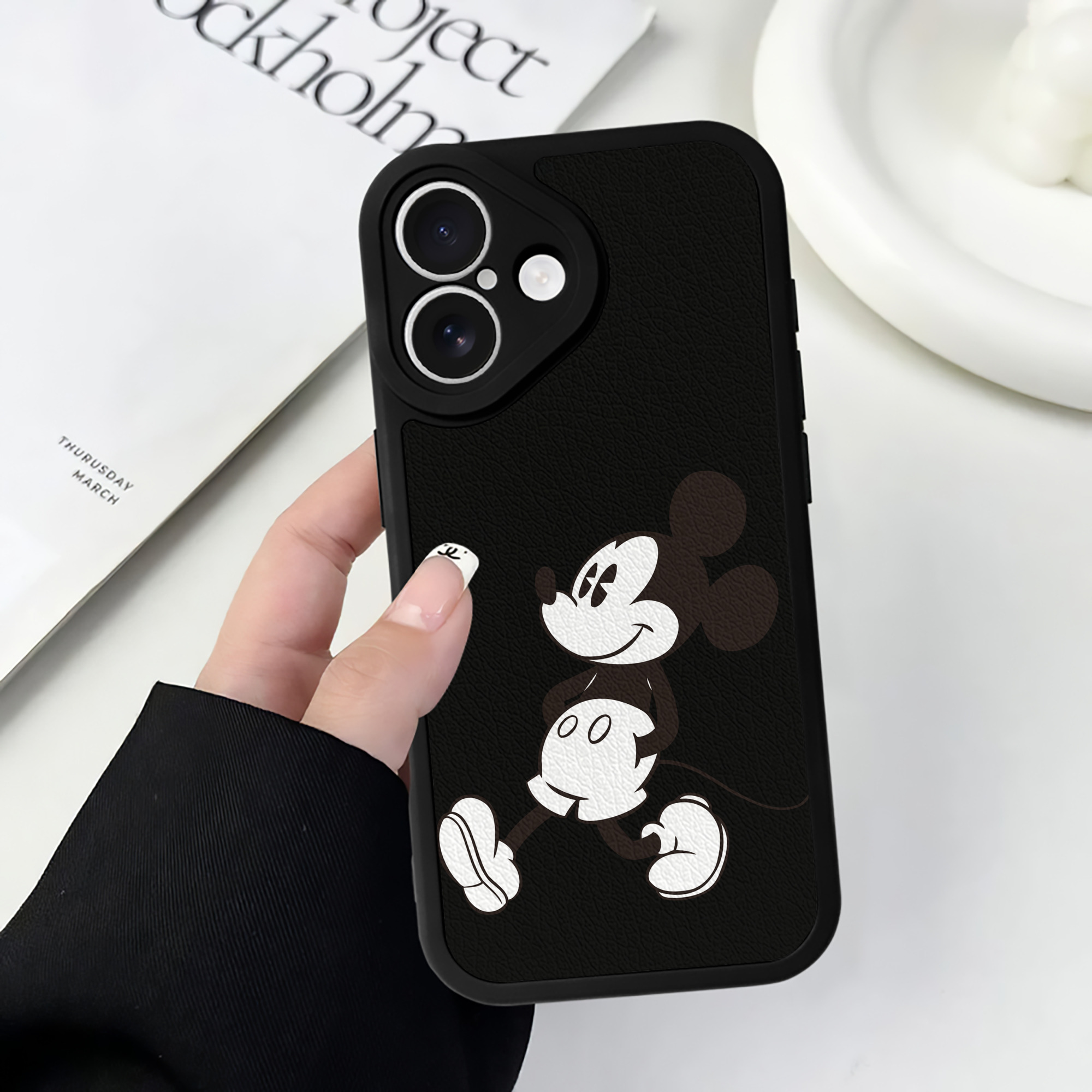 （画像用） ミッキーマウス Mickey Mouse 【iPhone 16シリーズ対応】シリコンスマホケース（レザー調） 材質：シリコン